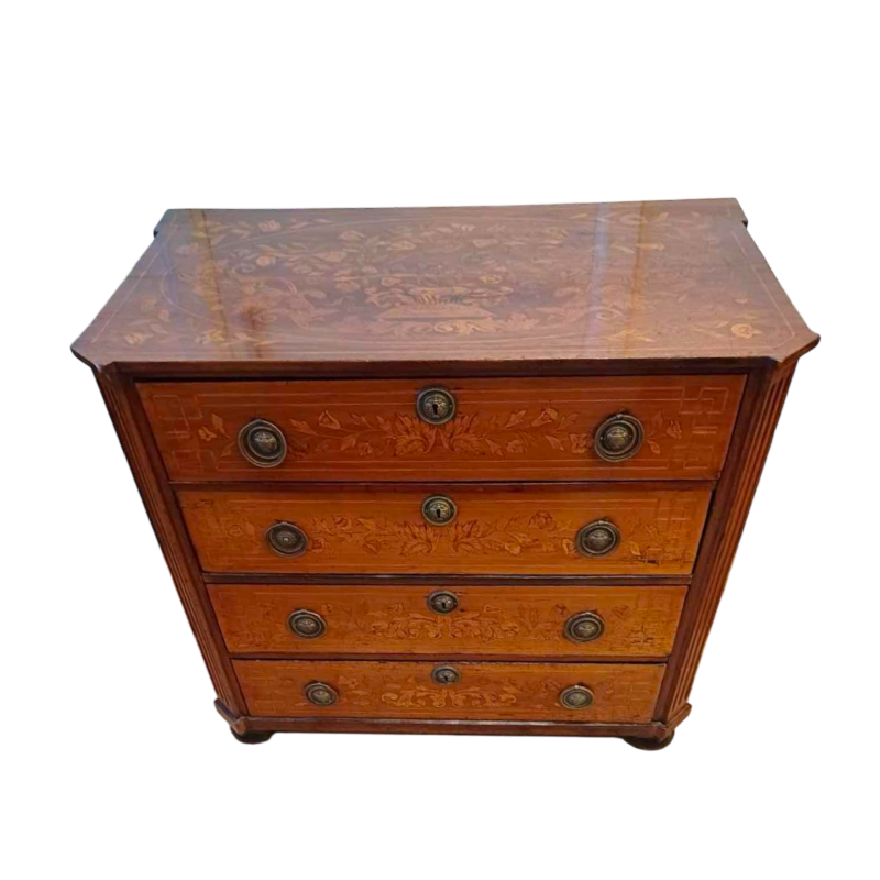 Commode en marqueterie à 4 tiroirs, décor de corbeille, oiseaux, rubans, ca 1900