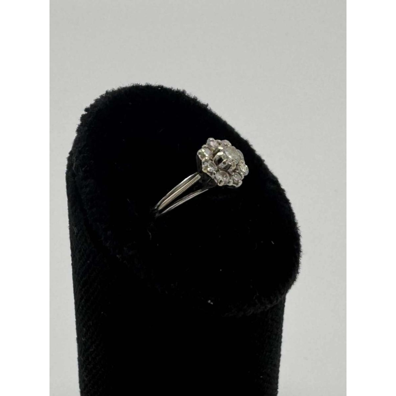 Bague Marguerite en or blanc 18 K, sertie de diamants taillé en brillant, 1980s