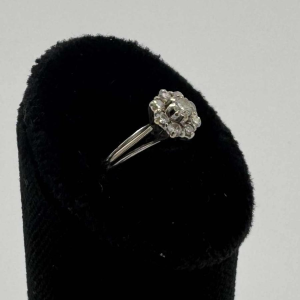 Margriet 18 K witgoud ring, bezet met briljant geslepen diamanten, 1980s