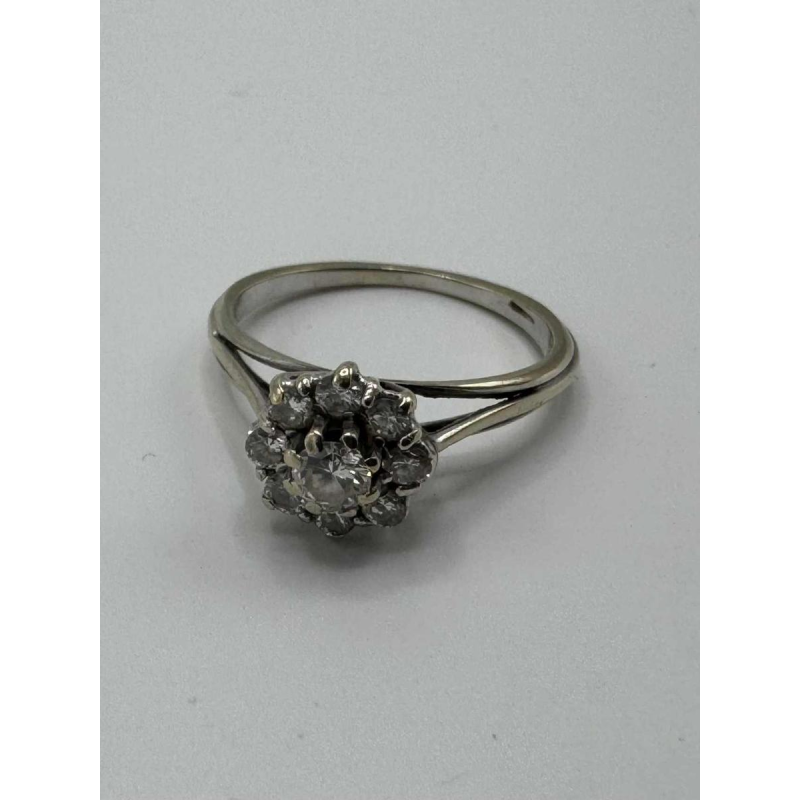 Bague Marguerite en or blanc 18 K, sertie de diamants taillé en brillant, 1980s