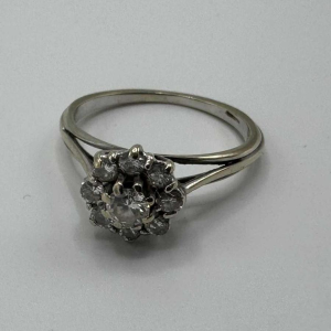 Marguerite 18 K white gold ring, set with brilliant-cut diamonds, 1980s