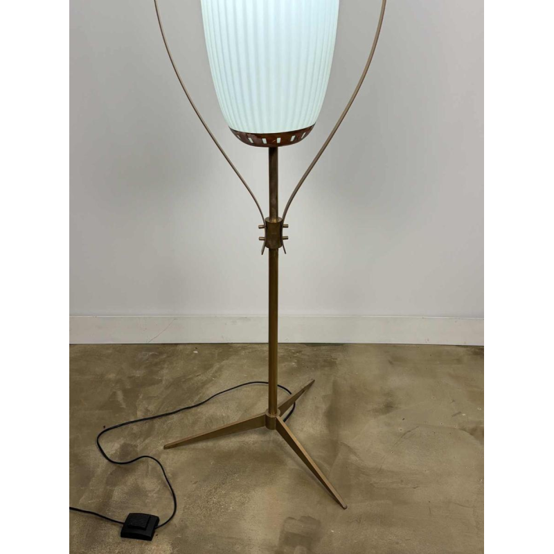 Mid-eeuwse vloerlamp, opaline Murano glas & messing, stijl of Angelo Lelii voor Arredoluce, Italië ca 1950