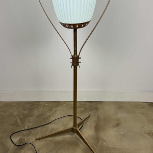 Mid-eeuwse vloerlamp, opaline Murano glas & messing, stijl of Angelo Lelii voor Arredoluce, Italië ca 1950