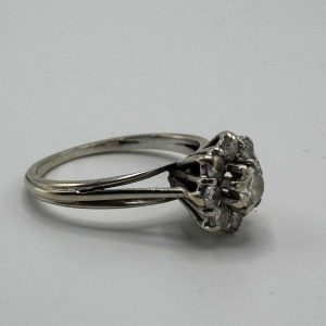 Bague Marguerite en or blanc 18 K, sertie de diamants taillé en brillant, 1980s