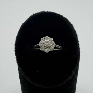 Marguerite 18 K white gold ring, set with brilliant-cut diamonds, 1980s
