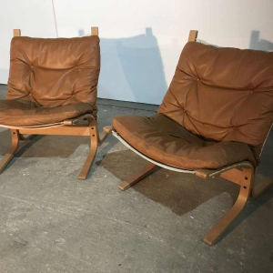 INGMAR RELLING voor WESTNOFA “Siesta” paar van 2 fauteuils van gebogen beukenhout en cognackleurig leer, ca. 1970