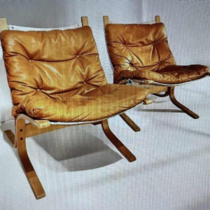INGMAR RELLING for WESTNOFA ‘Siesta’ pair of 2 curved beechwood armchairs & cognac leather, ca. 1970