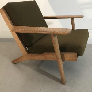 HANS WEGNER - GE 290 armchair produced by GETAMA, solid oak and khaki green fabric, ca 1960