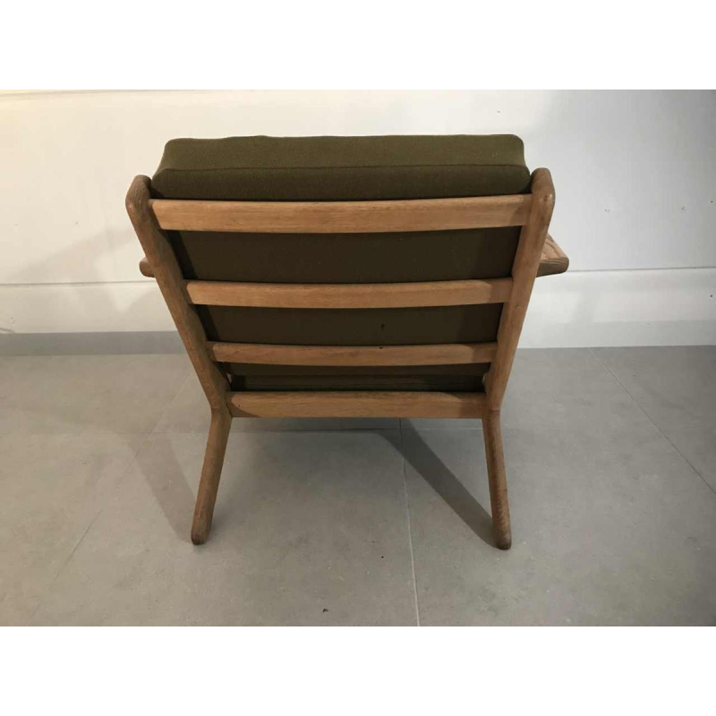 Fauteuil GE 290 uitgegeven door GETAMA, massief eikenhout en kaki groene stoffen, ca 1960