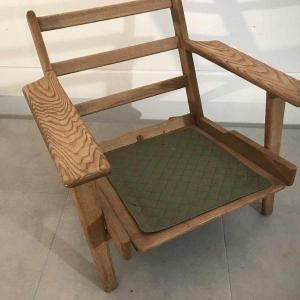 Fauteuil GE 290 uitgegeven door GETAMA, massief eikenhout en kaki groene stoffen, ca 1960