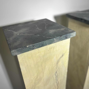 Paire de colonnes piédestaux en bois peint en trompe-l'oeil de marbre - XXe s