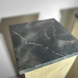 Paire de colonnes piédestaux en bois peint en trompe-l'oeil de marbre - XXe s