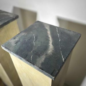 Paar houten zuilen beschilderd met trompe-l'oeil marmer - 20e eeuw