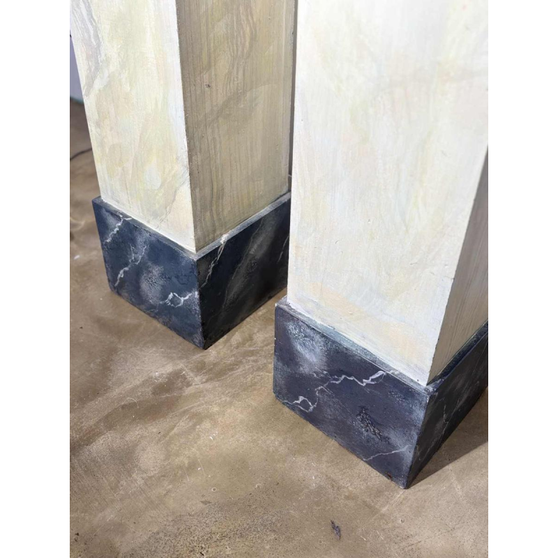 Paire de colonnes piédestaux en bois peint en trompe-l'oeil de marbre - XXe s