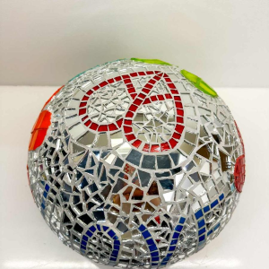 Cla Râ Rose “Love” sculptuur kiezelsteen bestaande uit tegels van aardewerk en spiegel, 21e eeuw