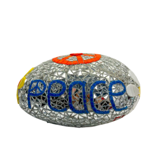 Cla Râ Rose, kiezelsteensculptuur “Peace” van tegels en spiegel, 21e eeuw