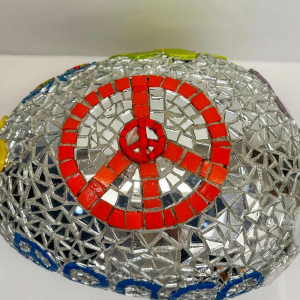 Cla Râ Rose, sculpture galet “Peace“ en carreaux de faïence et miroir, 21e siècle