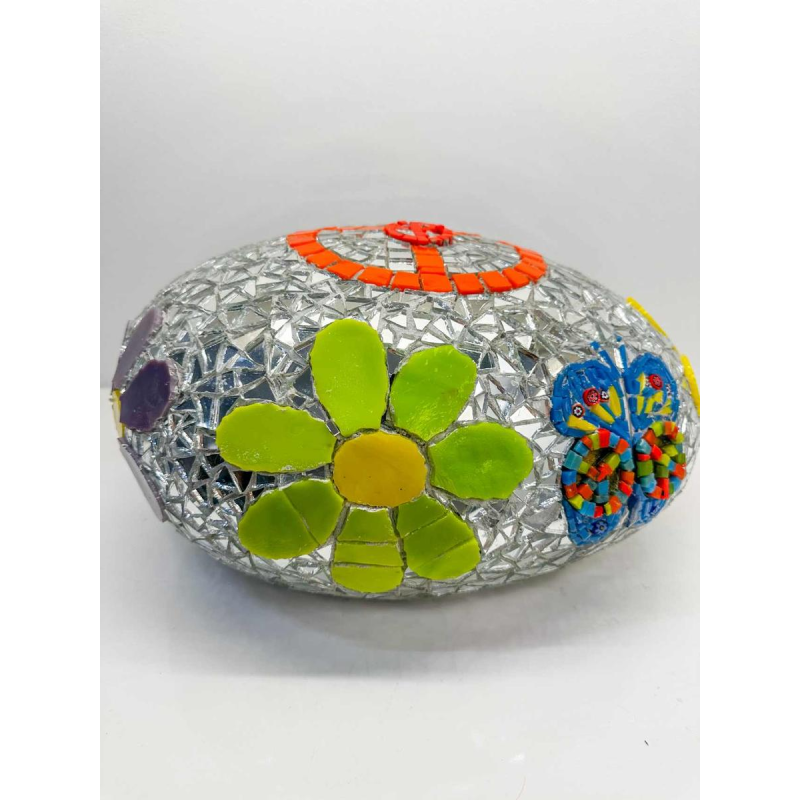 Cla Râ Rose, kiezelsteensculptuur “Peace” van tegels en spiegel, 21e eeuw