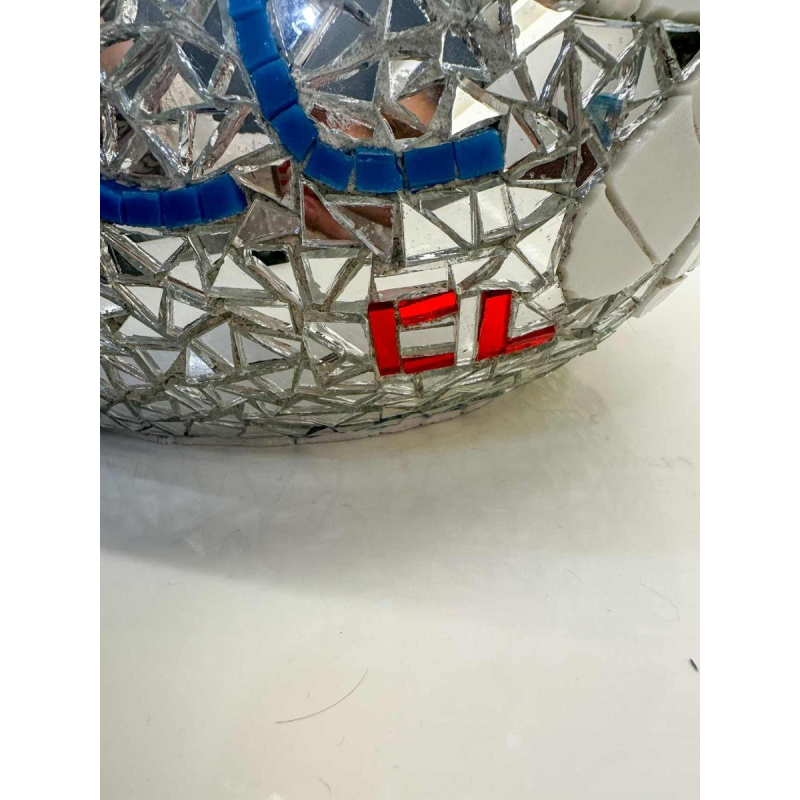 Cla Râ Rose, sculpture galet “Peace“ en carreaux de faïence et miroir, 21e siècle