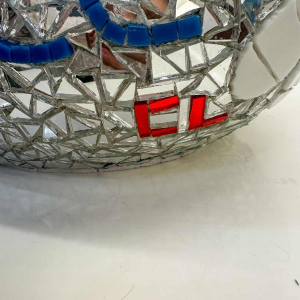 Cla Râ Rose, sculpture galet “Peace“ en carreaux de faïence et miroir, 21e siècle