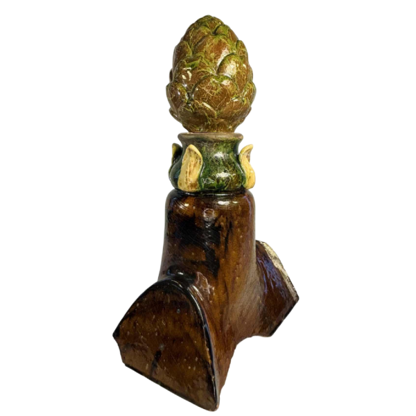 Bavent aardewerk, geglazuurde terracotta artisjokvormige daknok, eind 19e eeuw