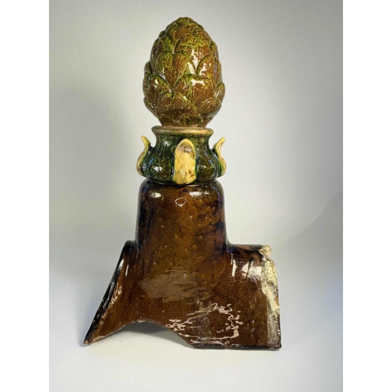 Bavent aardewerk, geglazuurde terracotta artisjokvormige daknok, eind 19e eeuw