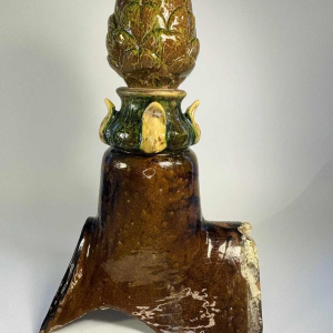 Bavent aardewerk, geglazuurde terracotta artisjokvormige daknok, eind 19e eeuw