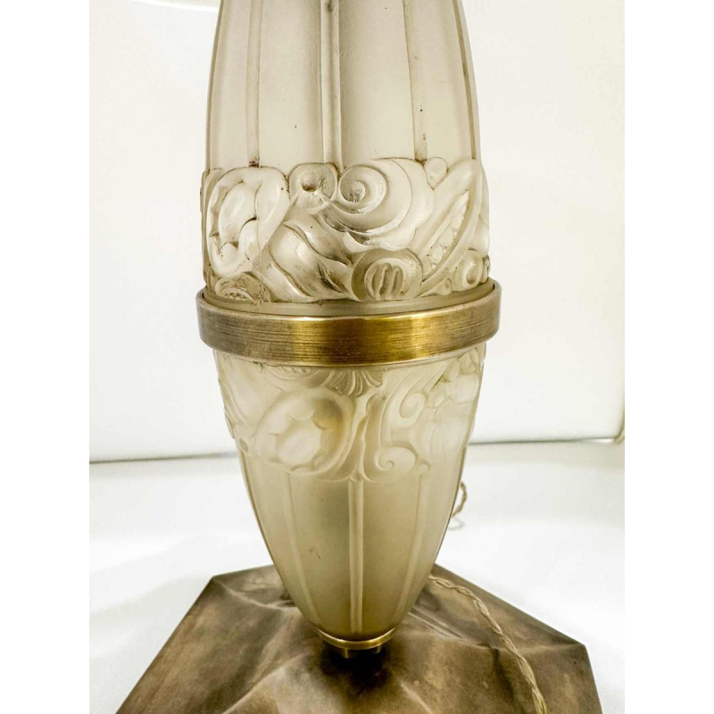 Daum Nancy, lampe de table Art Déco à motifs végétaux stylisés, verre pressé-moulé & acier, ca 1928-1930