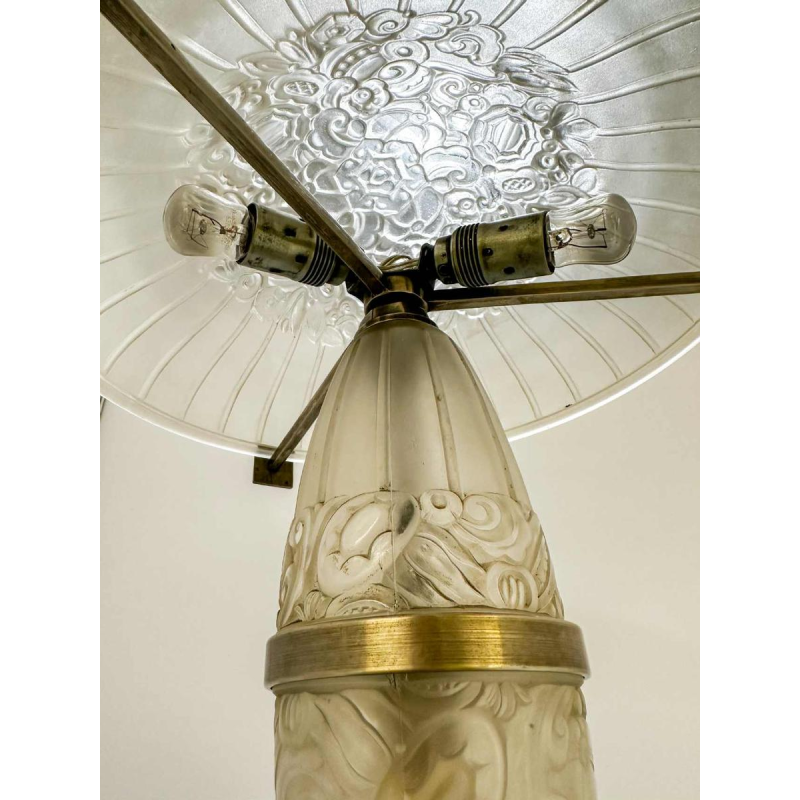 Daum Nancy, Art Deco tafellamp met gestileerde plantmotieven, geperst glas & staal, ca 1928-1930