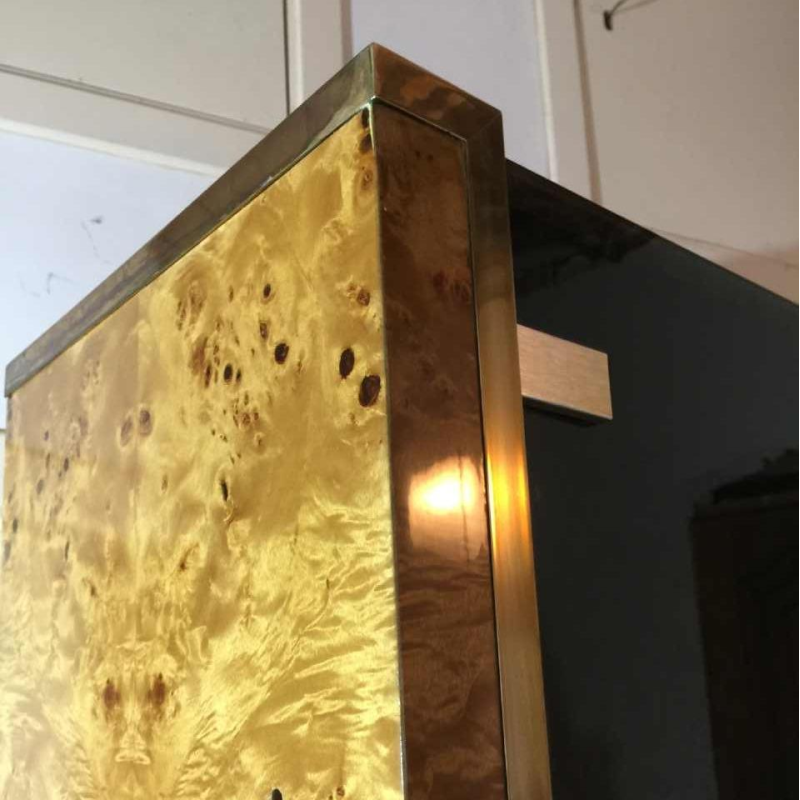 WILLY RIZZO pour MARIO SABOT, Vitrine Bibliothèque Etagère, Loupe de Noyer et laiton, ca. 1970