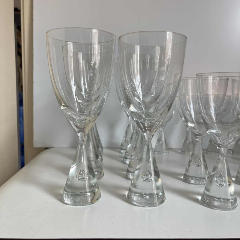 Bent Severin / Holmegaard “Princess” Designservice 33 stuks: 9 glazen water, 4 rode wijn, 12 witte wijn, 8 likeur, Denemarken