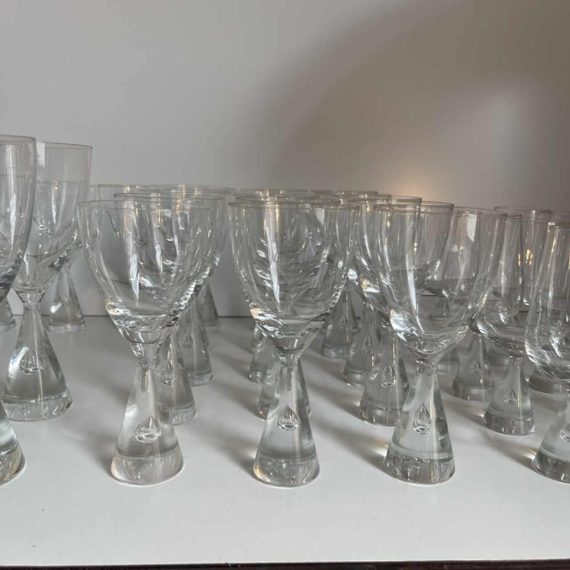 Bent Severin / Holmegaard “Princess” Designservice 33 stuks: 9 glazen water, 4 rode wijn, 12 witte wijn, 8 likeur, Denemarken