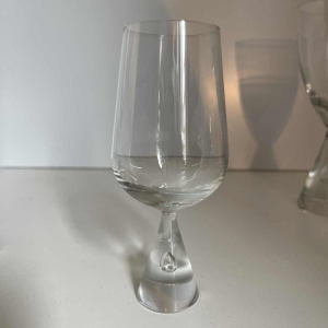 Bent Severin / Holmegaard “Princess“ service Design 33 pces: 9 verres eau, 4 vin rouge, 12 vin blanc, 8 liqueur, Danemark 