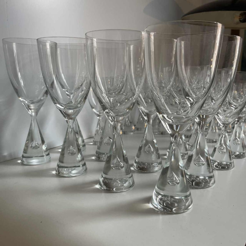 Bent Severin / Holmegaard “Princess“ service Design 33 pces: 9 verres eau, 4 vin rouge, 12 vin blanc, 8 liqueur, Danemark 