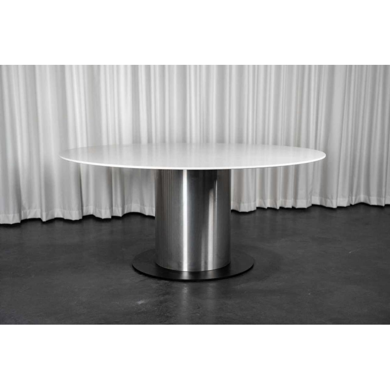 Grote ronde witte tafel met centraal roestvrijstalen blad