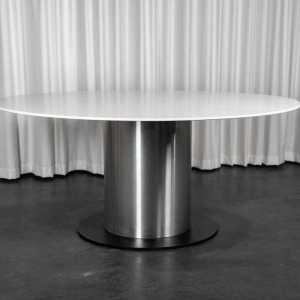 Grote ronde witte tafel met centraal roestvrijstalen blad