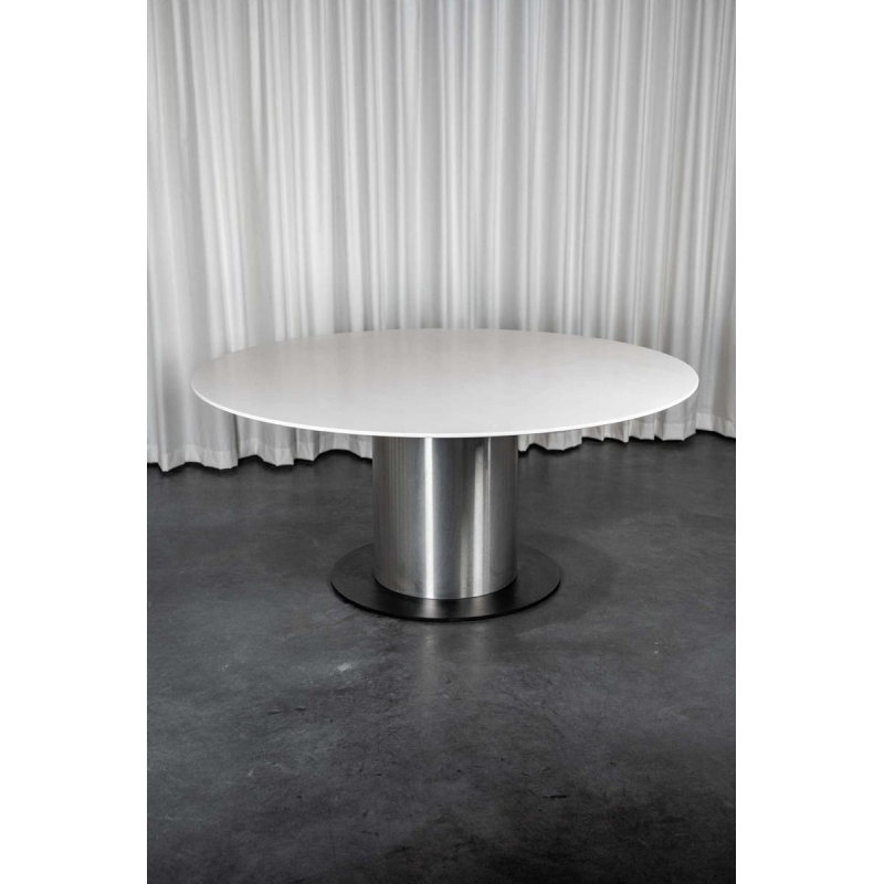 Grote ronde witte tafel met centraal roestvrijstalen blad