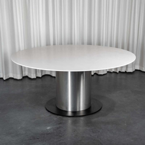 Grande table ronde blanche à fut central en inox