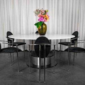 Grande table ronde blanche à fut central en inox