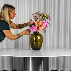 Grande table ronde blanche à fut central en inox