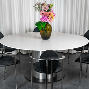 Grande table ronde blanche à fut central en inox