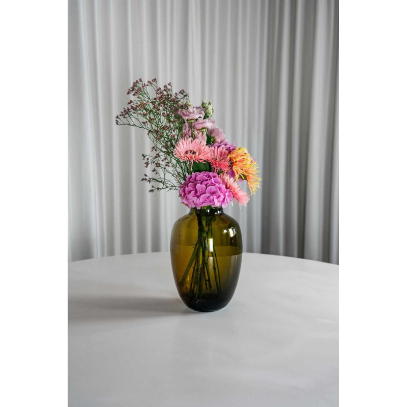 Grote ronde witte tafel met centraal roestvrijstalen blad