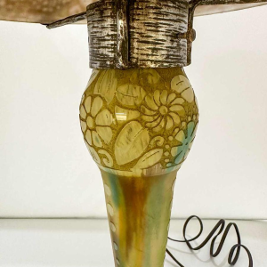 Muller Frères, rare lampe de table Art Nouveau, motifs floraux stylisés, verre dégagé à l'acide, armature acier gravé, ca 