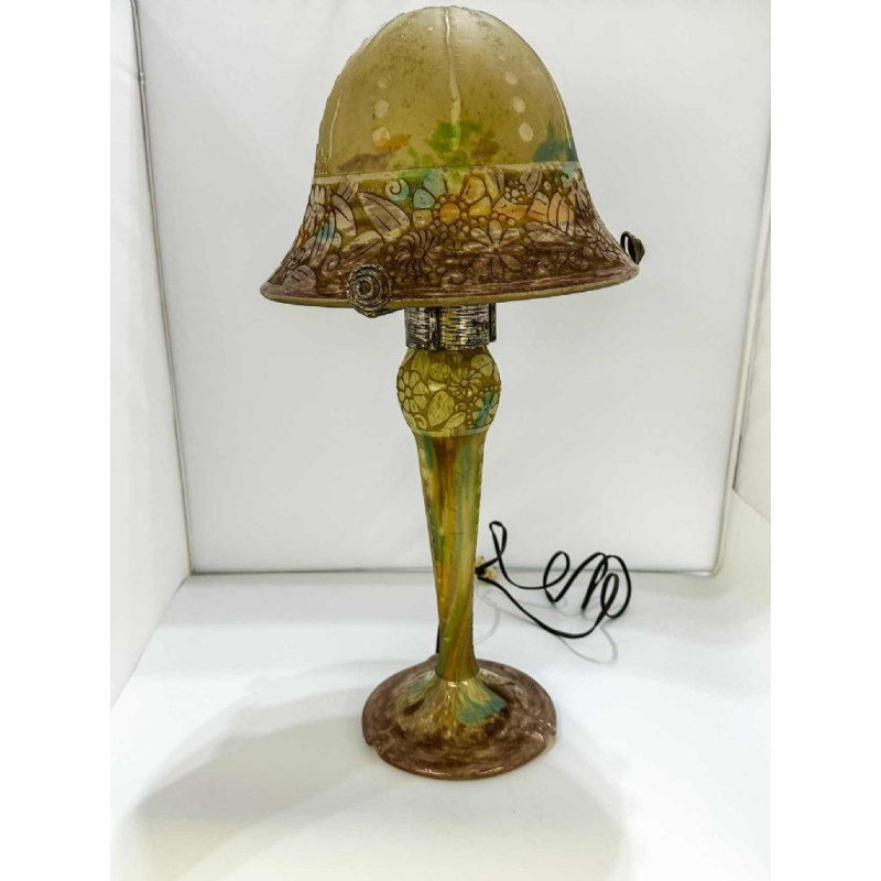 Muller Frères, rare lampe de table Art Nouveau, motifs floraux stylisés, verre dégagé à l'acide, armature acier gravé, ca 