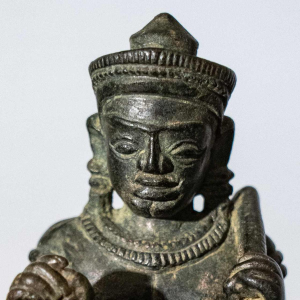 Sculpture khmère 'VISHVAKARMA accroupi' bronze patiné, Cambodge 12ème siècle