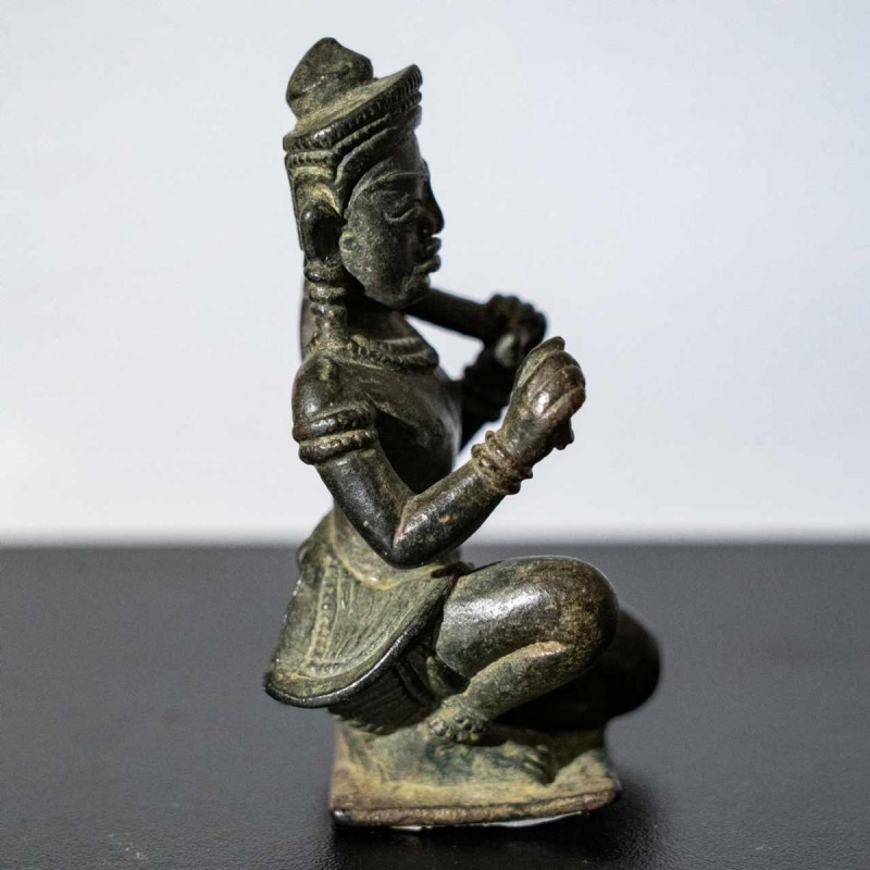 Sculpture khmère 'VISHVAKARMA accroupi' bronze patiné, Cambodge 12ème siècle