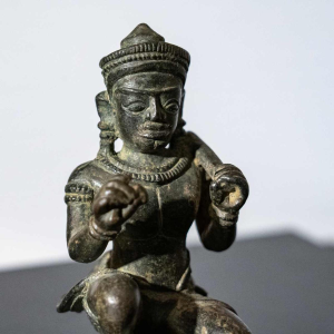 Sculpture khmère 'VISHVAKARMA accroupi' bronze patiné, Cambodge 12ème siècle