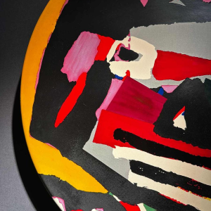 Karel Appel, decoratieve wandschaal van keramiek, Cobra-beweging, genummerd 19/25