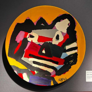 Karel Appel, decoratieve wandschaal van keramiek, Cobra-beweging, genummerd 19/25