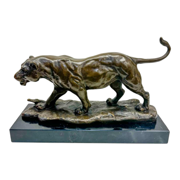 Sculpture d'une lionne en bronze signée Barye (fonte post-mortem)